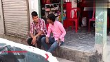 印度街头恶搞：剪断路人正在抽的香烟，吸烟有害健康