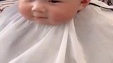 小宝宝第一次剪头发，本以为是场暴风雨，结果真让人意外！