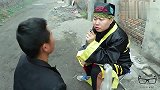 二货算命，大师说他大富大贵，谁料二货偏要自残，太逗了