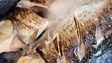 你知道鲫鱼怎么做汤才好喝吗？很多人第一步就做错了