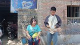 短剧岳母借女婿十万后失踪，五年后岳母开豪车回来，女婿乐了