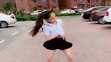 接女儿回家的路上，竟被她用舞蹈“教育”了一番，这娃真没白生！