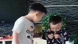 兄弟俩心真大，都罚站了还内讧，接下来两人的对话，太搞笑
