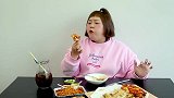 韩国胖妹杨慧智吃超大披萨、意大利面和炸鸡肉块,吃的超享受！