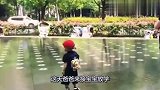 宝爸看到宝宝跳水坑也不制止，心想揍的也不是我，我还能帮衬几句