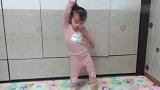 我家女儿跟这个一样大，但是没这么可爱啊！