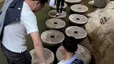 萌娃过桥不让老爸牵，没想到下一秒掉进钱眼儿里