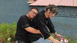 二货下班搭顺风车，为了别人不说闲话他用这招，真是个人才