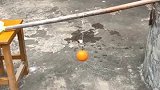 小伙徒手扔纸牌，刹那间飞速穿透橘子，这技术太牛了！