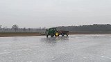 为什么拖拉机可以在冰层上完美漂移？