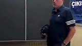 逆转晋级！穆里尼奥赛后给一旁的记者抛了个媚眼
