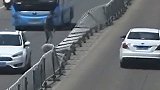 令人窒息的操作！醉汉横穿马路推翻护栏上演“多米诺骨牌”