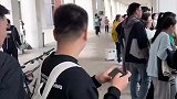人和猫的本质是一样的，都喜欢看吵架