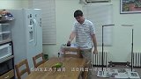 主人拿起玩具枪喊不许动！水獭的举动太萌了，镜头记录全过程