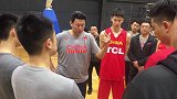 李楠训话强调必须保持专注度 防守与空切将成男篮战术重点