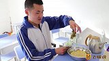 学渣的硬核早饭，爆辣酸菜泡面，这味道怎么样啊？