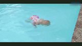 妈妈一声令下，小宝宝开始游泳，游来游去活泼的就像小鱼儿一样！