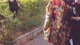 日本游行，花魁游街这位姑娘，你实力抢镜了啊，全程都录着你！