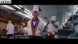 王宝强拿着菜刀，怎料一转头就看见梁家辉，下一秒就怂了