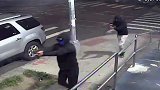 美国2蒙面男子街头滥射40枪后坐摩托逃走,警方公布监控寻线索