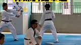 你练跆拳道，我练铁头功！