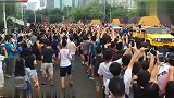 篮球-16年-詹姆斯空降广州开启中国行  数千球迷亲赴现场引爆热情-新闻
