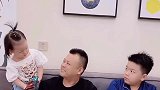 这就是爸爸对待女儿和儿子的区别，儿子扎心了，我是充话费送的吗