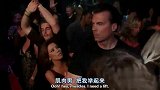 在夜店遇上肌肉男，找人也太方便了