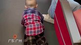 妈妈担心宝宝在动车上吵闹影响乘客，带宝宝在过道上爬行消耗体力