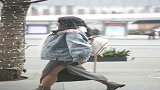 上身穿棉袄，下身穿丝袜，大概只有女生干的出来了