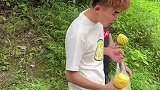 两个小伙子的搞笑迷惑行为！