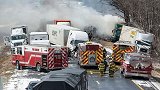 美国宾夕法尼亚州大雪导致连环车祸 至少5人死亡