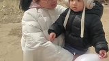 宝宝回老家第一件事就是找爷爷，看到爷爷一路小跑