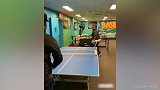 国外这样打乒乓球？手上活不行直接上脚