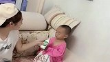 相差20岁的姐弟，同样是一个妈生的，这肤色相差不是一点点