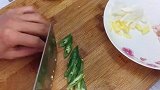 炒蒜苔时，蒜苔别直接下锅炒，分享你2个小技巧，鲜嫩翠绿还入味