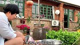 夜幕下的农家院，一家人围坐桌前吃烧烤，大口吃肉大口喝酒，过瘾