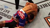 UFC冠军霍洛威五大暴力终结！轰得对手鼻青脸肿血肉模糊