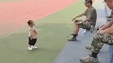 小萌娃看见军训教官走不动路了，接下来一幕，暴露了萌娃的教养！
