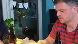 看老外第一次吃小龙虾，我真的要笑惨了我家这是一帮什么神仙邻居呀在奥地利