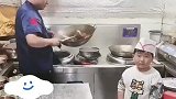 小男孩在后厨帮忙，厨师的举动让他差点饭碗不保，幸亏孩子反应快