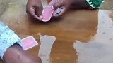 下雨天玩扑克牌，真担心这几个货会掉色