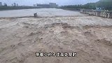1家4口自驾遇山洪，妈妈与大儿子被洪水卷走，父亲带小儿子自救