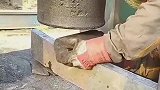 小伙胆真大，没有任何安全保护，直接这么用液压机