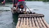 游客在桂林体验水上竹筏差点偶遇附加项目”，师傅：我的船可是出了名的快