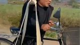 大叔骑车挑鸡蛋，农村基操惊艳