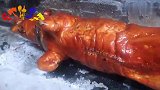 炭烤肥猪：整只肥猪架起来烤，烤至金黄发亮，皮酥肉嫩！