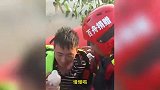 河北一男子洪水失联数日，被找到时坐床垫漂浮水上，获救后哭成泪人
