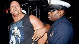 盘点历史十二大狂野逮捕时刻 冷石钟爱殴打WWE大老板