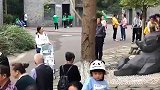王思聪携新女友看熊猫，后面还跟着四位！